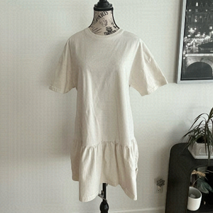 Beige H&M t-shirt dress with ruffle bottom. Size Small (0179)